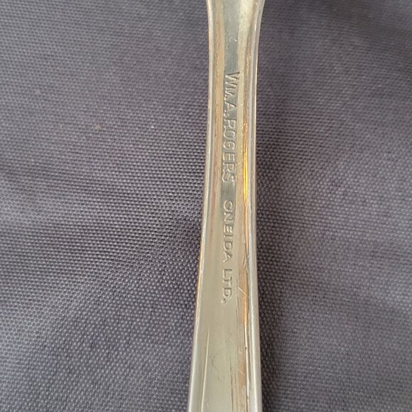 Vintage Wm. Rogers Oneida Ltd. Silver Plated Floral Serving Spoon - Picture 5 of 5